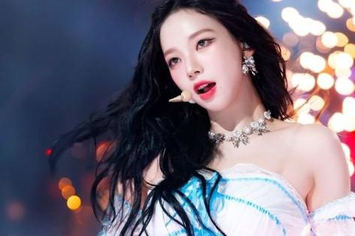 Nữ ca sĩ mặc váy ngắn đến khó tin