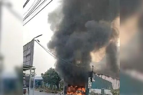 Cháy xưởng sửa chữa ôtô, nhiều tài sản bị thiêu rụi