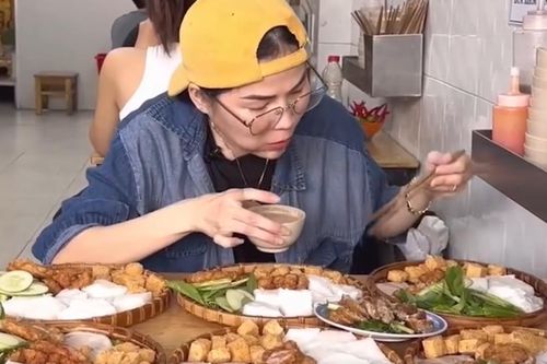 Những cô gái 'ăn thùng, uống vại' kiếm tiền khủng và lời cảnh báo của chuyên gia