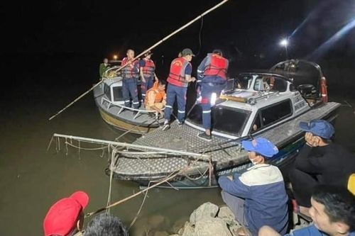 Tìm thấy thi thể 2 học sinh trượt chân ngã xuống sông ở Nam Định