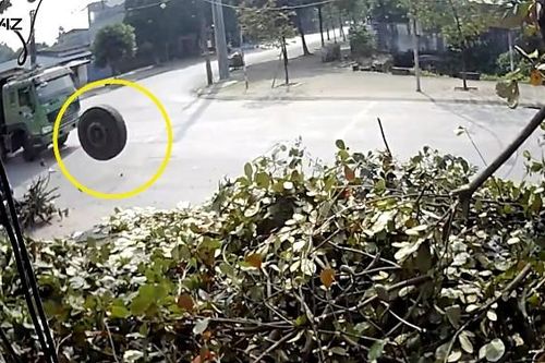 Thót tim cảnh xe ben đang chạy bánh rơi ra văng trúng xe máy và ô tô khách