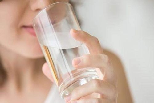 Buồn tiểu ngay sau khi uống nước có phải dấu hiệu cảnh báo thận yếu?
