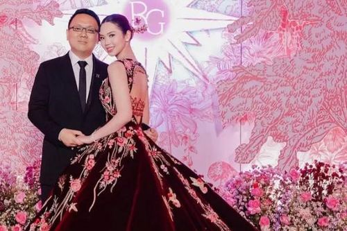 Đám cưới của cặp đôi siêu giàu, khách đến dự được nhận quà gần 5 triệu đồng