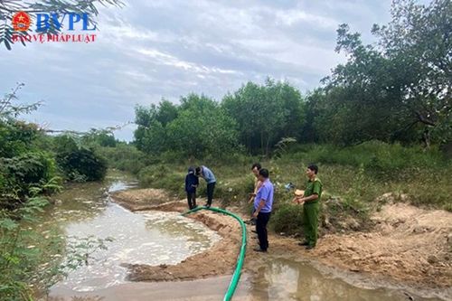 Kiểm sát khám nghiệm hiện trường khai thác cát trái phép tại huyện Tánh Linh