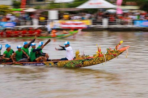 Sôi nổi, đặc sắc tại Hội đua ghe Ngo - Nghi thức tiễn thần truyền thống của người Khmer