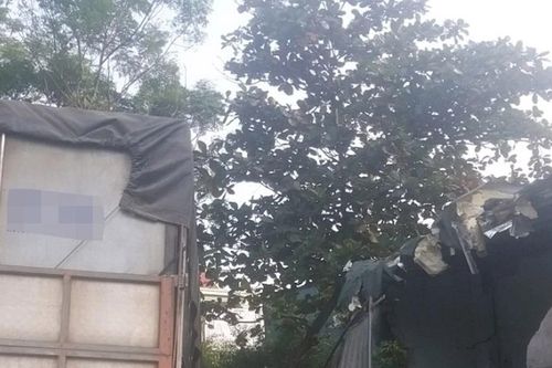 Xe mất lái đâm sập nhà khiến cụ bà không qua khỏi