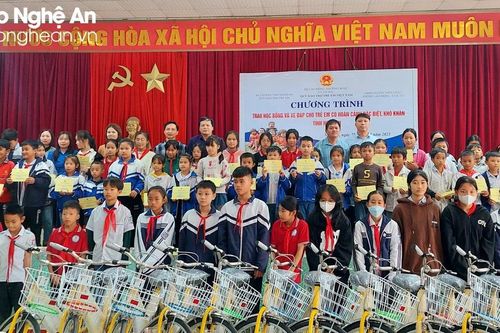 Trao học bổng và xe đạp cho 75 học sinh hoàn cảnh khó khăn ở Diễn Châu
