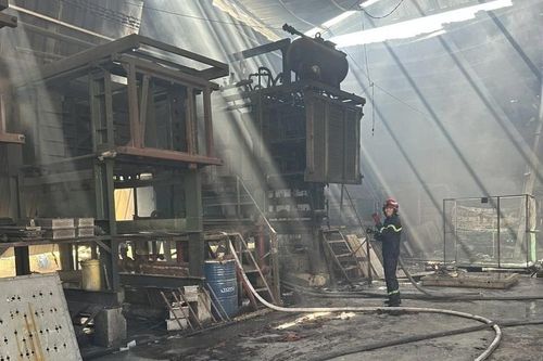 Bình Dương khống chế đám cháy xưởng sản xuất mút xốp rộng 4.000m2