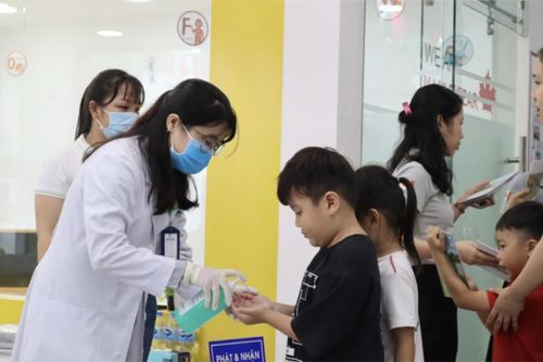 Bác sĩ chưa có chứng chỉ hành nghề khám bệnh cho học sinh, Sở nói gì?