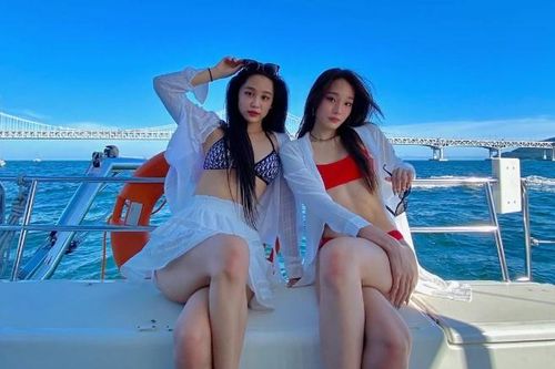 Hai tiểu thư tài phiệt hàng đầu xứ Hàn có bị dìm nhan sắc khi chung khung hình với idol?