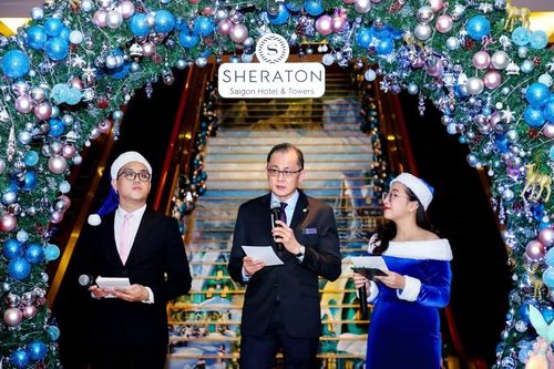 Sheraton Saigon thắp sáng cây thông Giáng sinh mở màn không khí lễ hội 2023