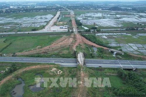 Nút giao Dung Quất - Trì Bình vào cao tốc Đà Nẵng - Quảng Ngãi vẫn 'đắp chiếu'