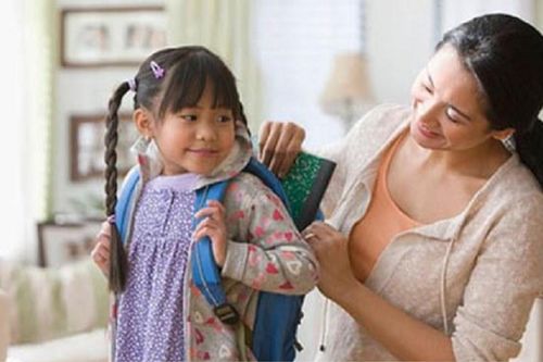 Con gái liên tục khen cơm ở trường ngon miệng, mẹ bất ngờ đến kiểm tra liền phát hiện sự thật