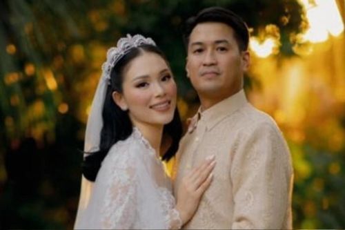 'Nàng dâu hào môn' Vbiz chuẩn bị hạ sinh nhóc tỳ đầu lòng, ông xã doanh nhân luôn kề cạnh