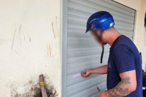 Được trả công 100.000 đồng/ngày dán quảng cáo, thanh niên bị phạt số tiền không ngờ