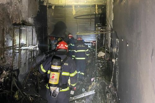 Hà Nội: Nhà 4 tầng bốc cháy, 5 người trèo qua ban công hàng xóm thoát hiểm
