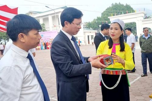 Truyền thông về vai trò của phụ nữ dân tộc thiểu số trong gìn giữ văn hóa, phát triển kinh tế