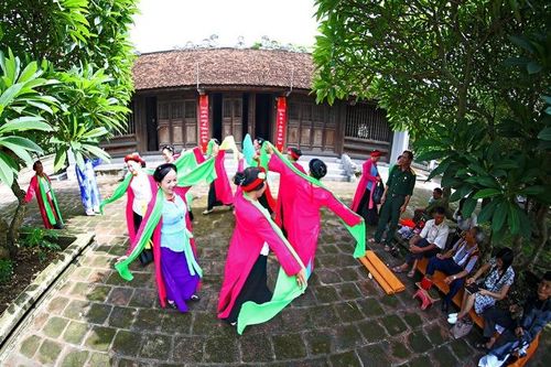 Nghệ thuật Chèo chuyên nghiệp có đang 'lép vế' trước sân khấu không chuyên?