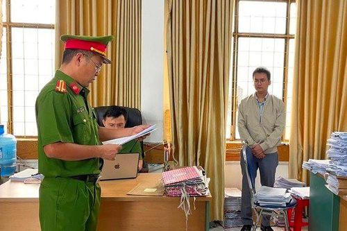 Nhân viên văn phòng đăng ký đất đai nhận hơn 2 tỷ để 'làm nhanh'