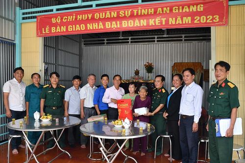 Bộ Chỉ huy Quân sự tỉnh An Giang bàn giao 3 căn nhà Đại đoàn kết