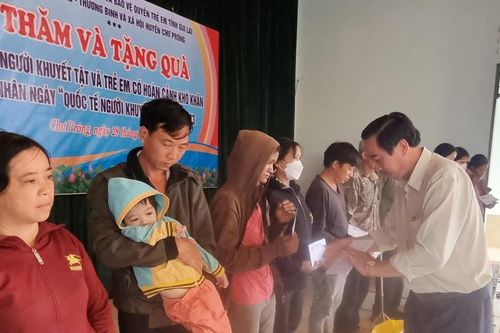 Gia Lai: Thăm, tặng quà cho người khuyết tật, trẻ em có hoàn cảnh khó khăn