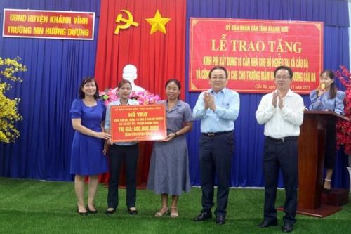 Lãnh đạo UBND tỉnh trao kinh phí hỗ trợ xây 10 căn nhà cho hộ nghèo ở Khánh Vĩnh