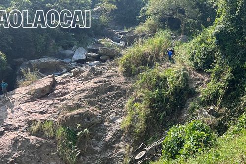 Xe trộn bê tông lao xuống vực, 1 người bị thương