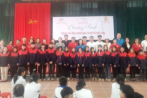 Gần 800 chiếc áo ấm được trao cho học sinh vùng cao Hợp Thành