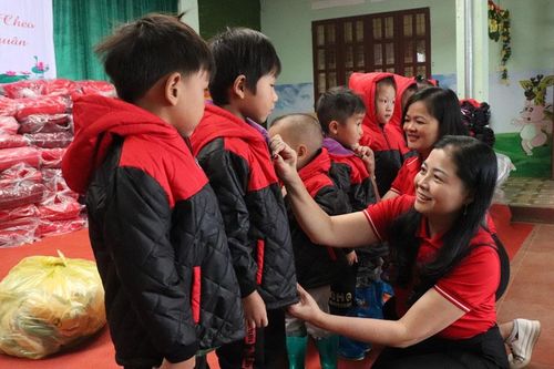 Nhiều phần quà ý nghĩa dành tặng học sinh Pa Cheo