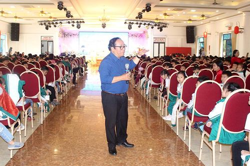 Giao lưu với nhà thơ Trần Đăng Khoa