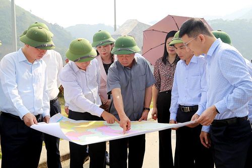 Chủ tịch UBND tỉnh Bùi Văn Quang làm việc với huyện Yên Lập
