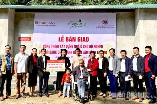Bàn giao nhà cho hộ nghèo xã Thượng Lâm