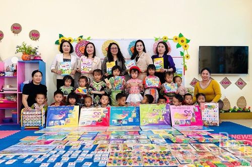 Cấp phát đồ dùng, đồ chơi cho trẻ em vùng dân tộc thiểu số