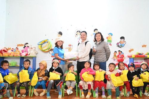 Hà Giang: Đoàn Phật tử TP.Hải Phòng tặng quà cho các em học sinh vùng cao xã Lũng Chinh