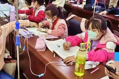 Dịch cúm hoành hành, học sinh Trung Quốc làm bài tập về nhà trong bệnh viện