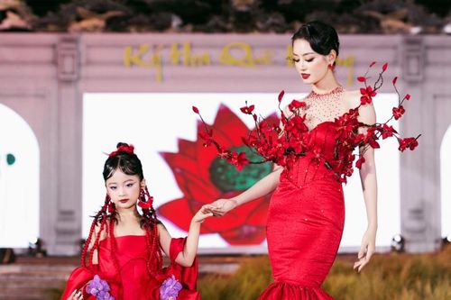 Mẫu nhí Suri Tuệ Nhi diễn thời trang cùng Á hậu Bùi Khánh Linh