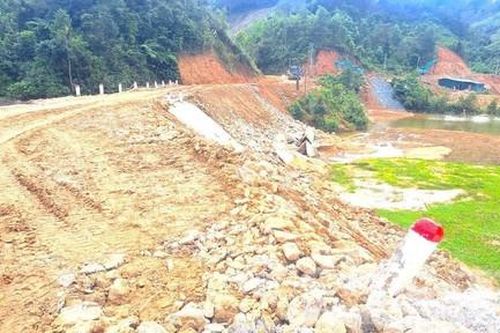 Kon Tum: Xe chở vật liệu thi công 2 thủy điện làm hỏng đường dân sinh