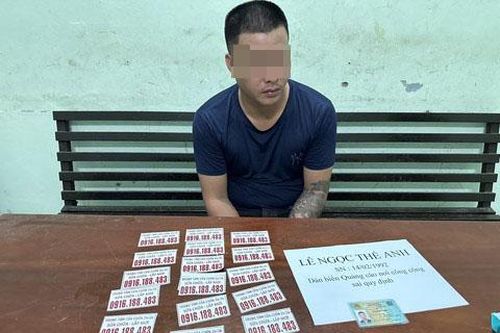 Đi dán quảng cáo trái phép lúc sáng sớm vẫn không thoát