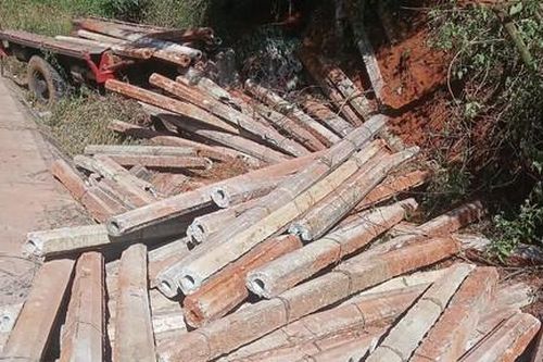 Lật xe công nông chở trụ tiêu, một thanh niên tử vong