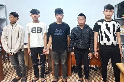 Khởi tố nhóm thanh thiếu niên bắt giữ, đánh nhầm người và cướp tài sản