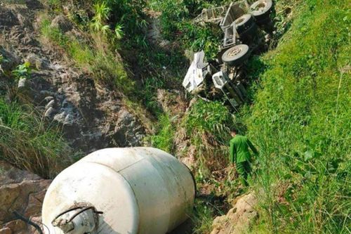 Lào Cai: Xe trộn bê tông lao xuống vực sâu hơn 50m