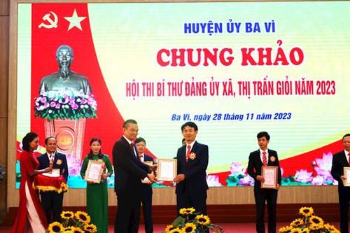 Ba Vì trao 8 giải Bí thư Đảng ủy xã, thị trấn giỏi năm 2023