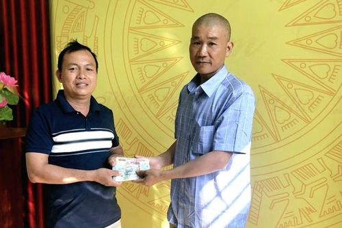 Hành động bất ngờ của một công nhân quê Hải Dương khi nhặt được 45 triệu đồng trên đường