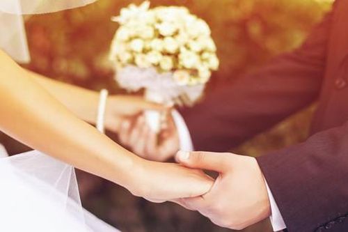 Con rể khóc nức nở trong đám cưới, bố vợ ra hỏi nguyên nhân mới sững sờ