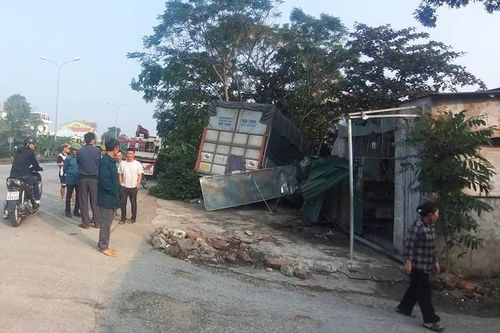 Xe tải tông sập nhà dân ven đường, cụ bà 80 tuổi tử vong