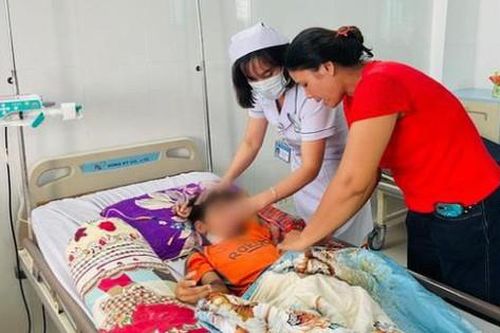 Trẻ bị sốt xuất huyết khi nào cần đưa đến viện? Cách chăm sóc trẻ sốt xuất huyết tại nhà