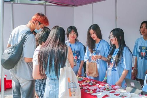 Giờ Phe 2023: Teen Hà Nội mở hội chợ tái chế lấy cảm hứng từ phim ngắn của Pixar