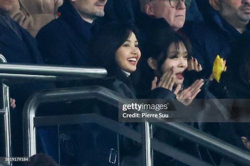 Lisa BLACKPINK được bắt gặp đi xem bóng đá ở Paris, bạn trai tin đồn cũng có mặt