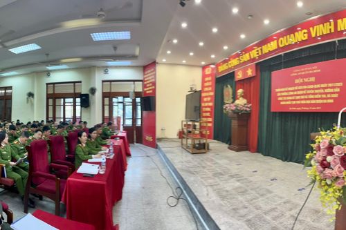 'Đi từng ngõ, gõ từng nhà, rà từng nhân khẩu' về tạm trú