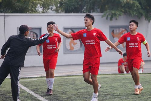 Chiến thắng 3 'sao' đưa THPT Thạch Bàn vào tứ kết
